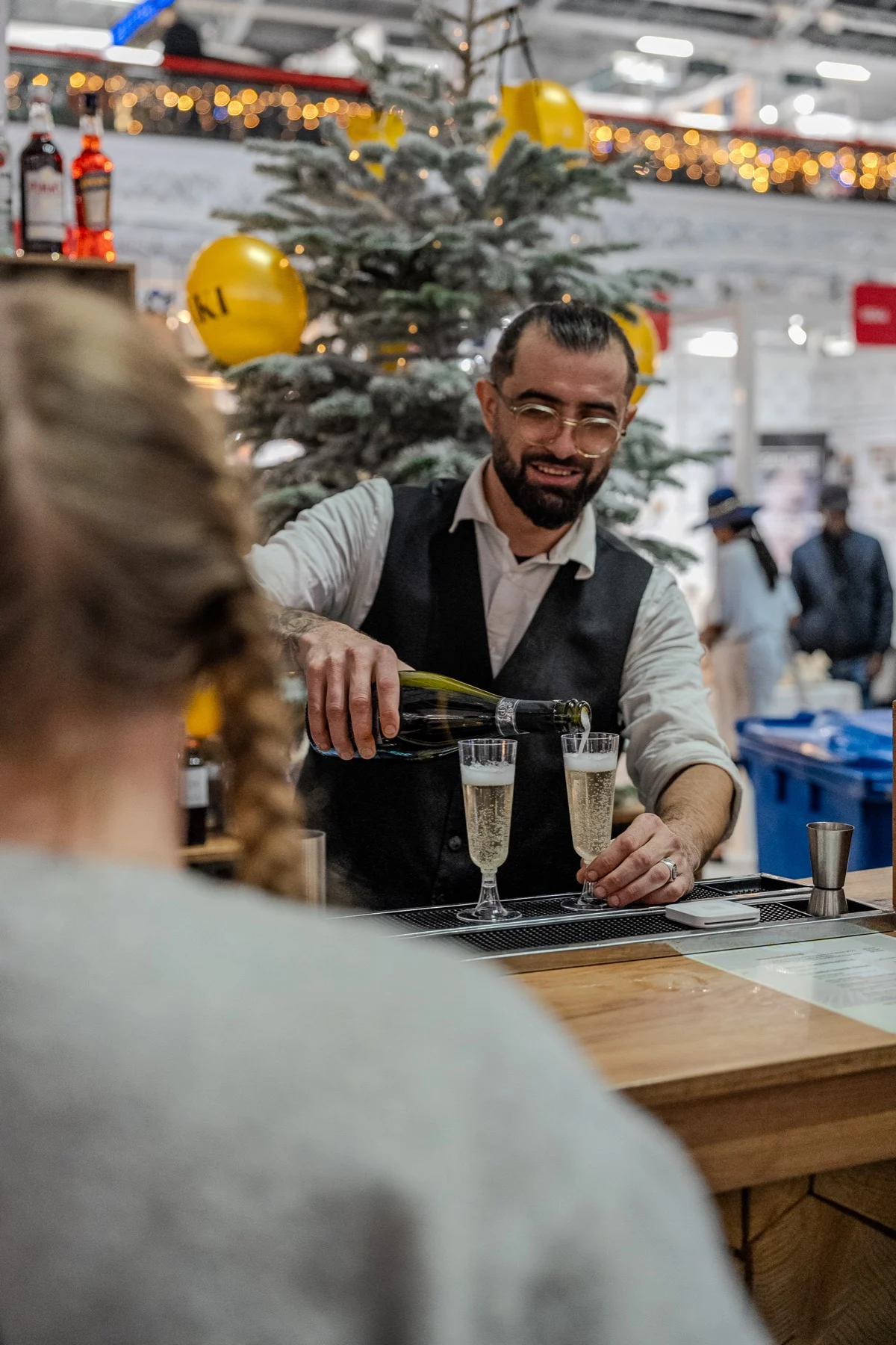 A 19/29 Agency bartender pouring drinks for guests at an event