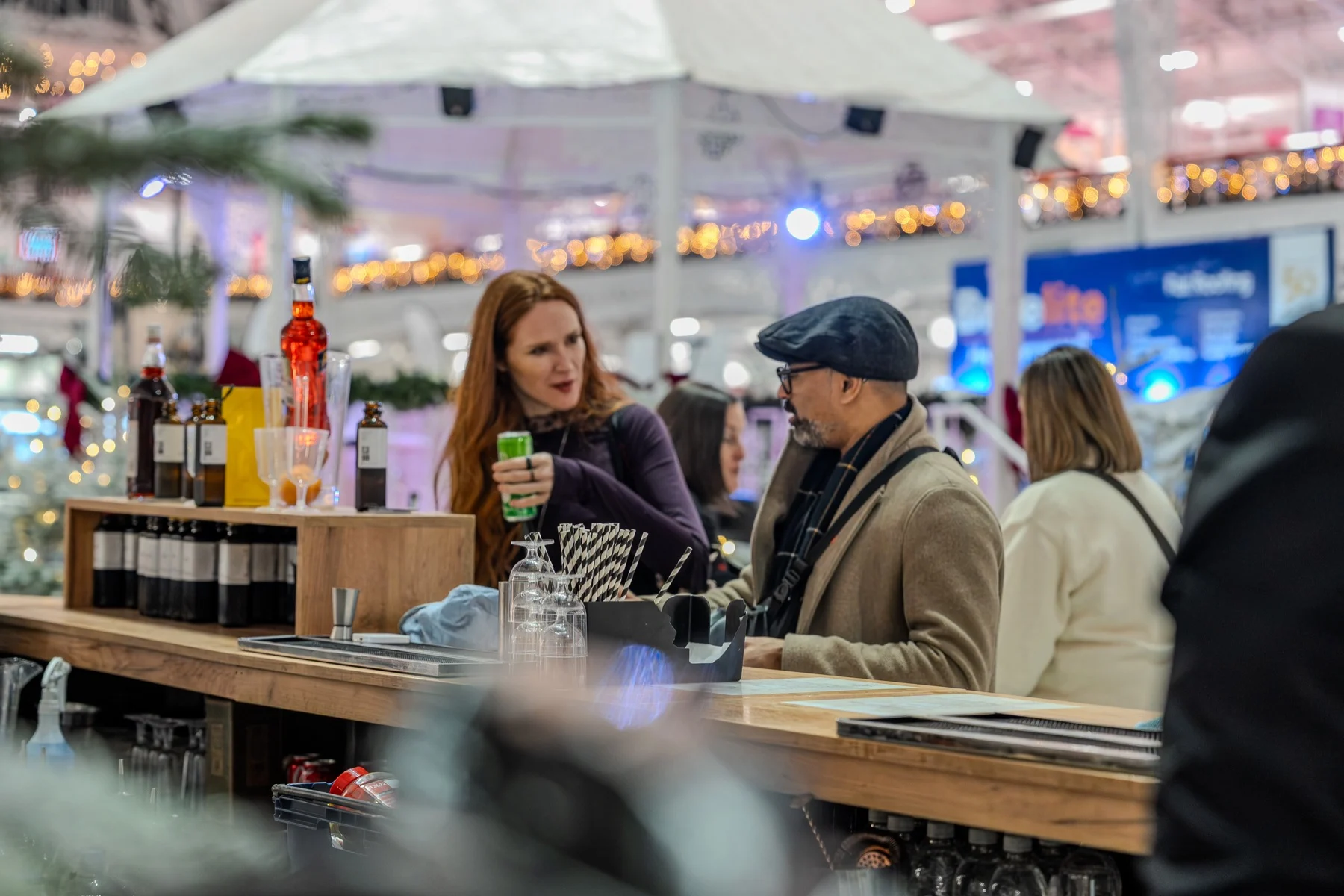 Guests at a bar counter at the Ideal Christmas Market
